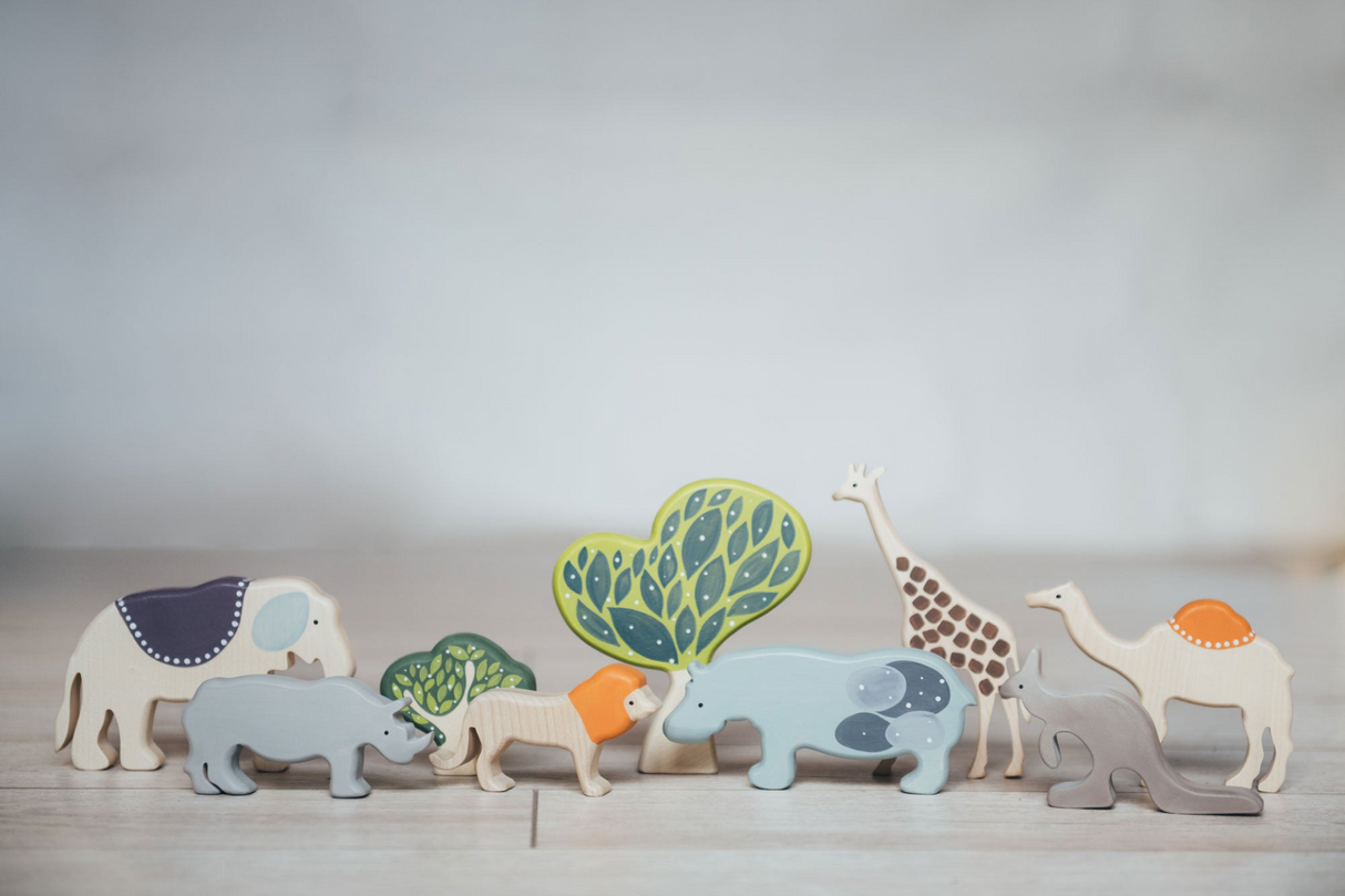 AFRICAN ANIMAL FIGURINES SET